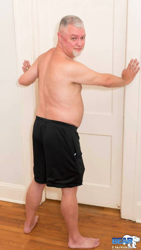 Der heiße Tommy Chance posiert nackt und zeigt einen heißen Arsch