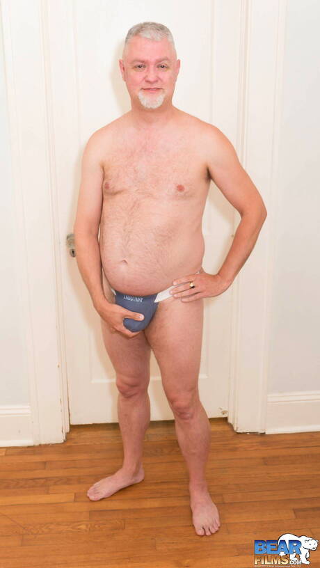 Der heiße Tommy Chance posiert nackt und zeigt einen heißen Arsch