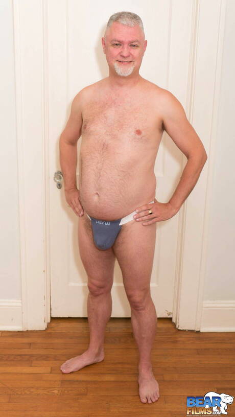 Der heiße Tommy Chance posiert nackt und zeigt einen heißen Arsch