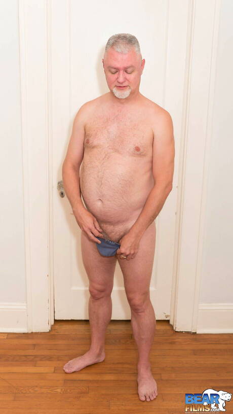 Der heiße Tommy Chance posiert nackt und zeigt einen heißen Arsch