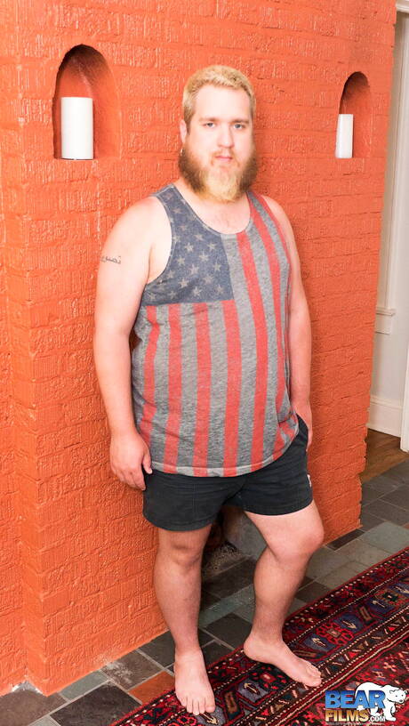 漂亮的紮克沃爾夫展示了美麗的身體