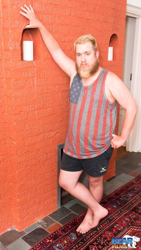 漂亮的紮克沃爾夫展示了美麗的身體