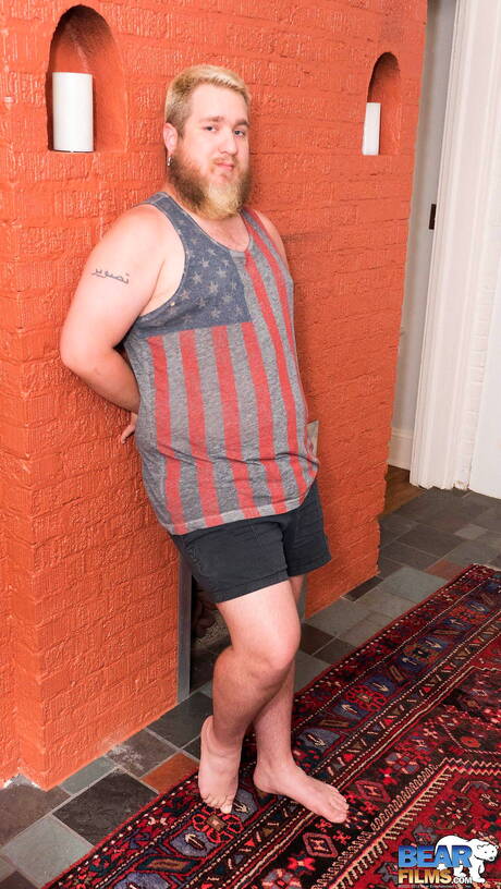 Pretty Zach Wolfe shows a beautiful body