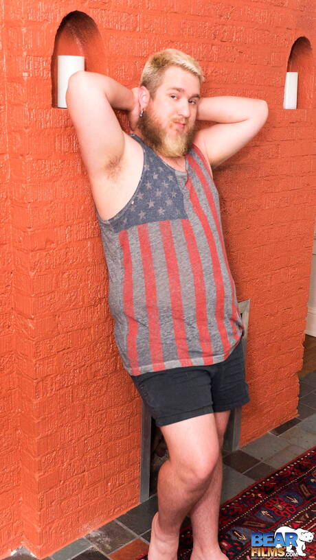 漂亮的紮克沃爾夫展示了美麗的身體