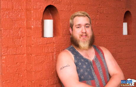 漂亮的紮克沃爾夫展示了美麗的身體