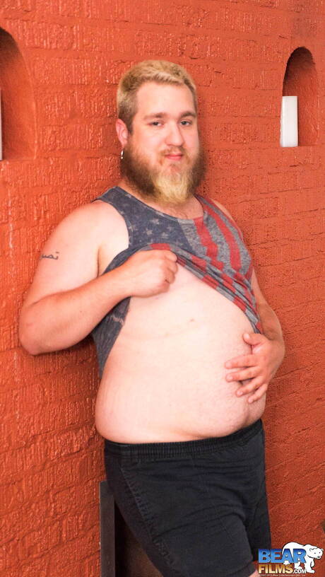 漂亮的紮克沃爾夫展示了美麗的身體