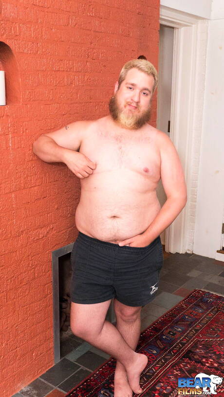 漂亮的紮克沃爾夫展示了美麗的身體