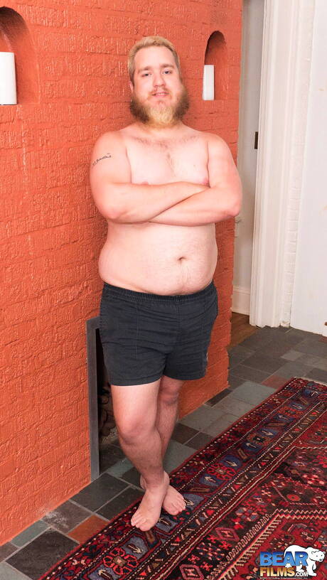 漂亮的紮克沃爾夫展示了美麗的身體