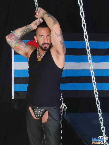 Il muscoloso Adam Knocksville mostra un corpo perfetto