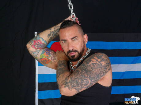 Il muscoloso Adam Knocksville mostra un corpo perfetto