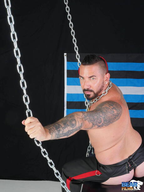 Il muscoloso Adam Knocksville mostra un corpo perfetto