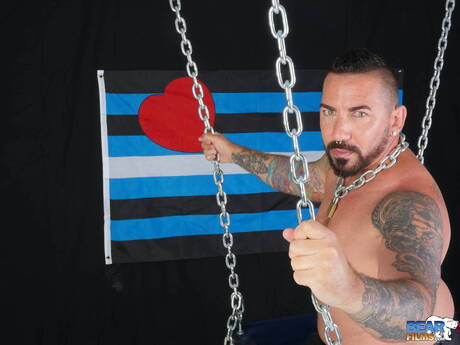 Il muscoloso Adam Knocksville mostra un corpo perfetto