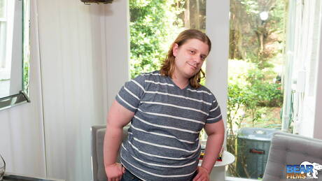 Pretty Hung Wulf shows a perfect body