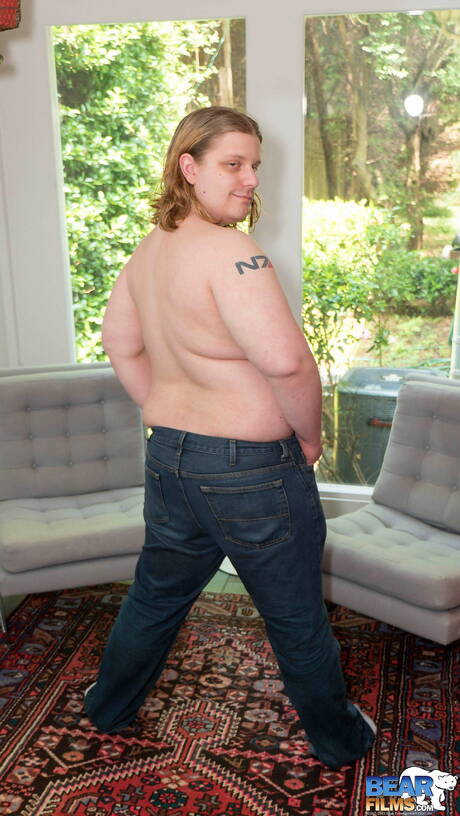 Pretty Hung Wulf shows a perfect body