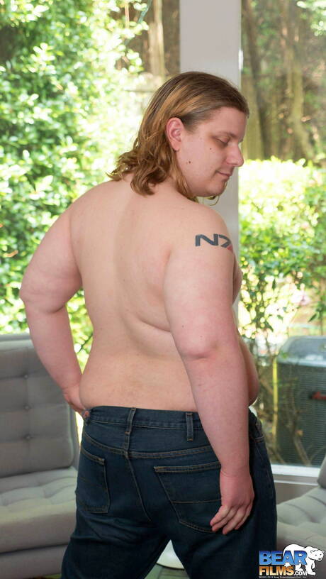 Pretty Hung Wulf shows a perfect body