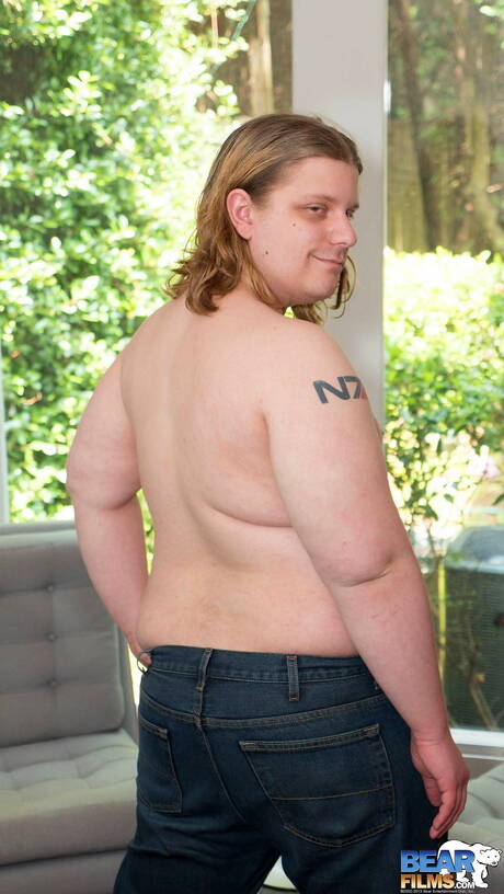 Pretty Hung Wulf shows a perfect body