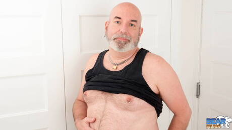 Der hübsche Rob Foster zeigt einen perfekten Körper