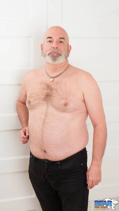 Pretty Rob Foster shows a perfect body