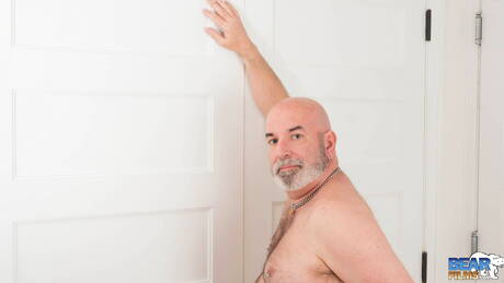 Der hübsche Rob Foster zeigt einen perfekten Körper