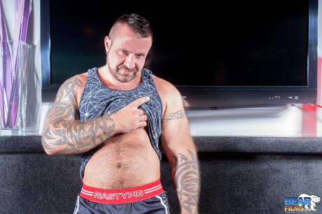 加拿大熊馬克安傑洛戲弄他的雞巴