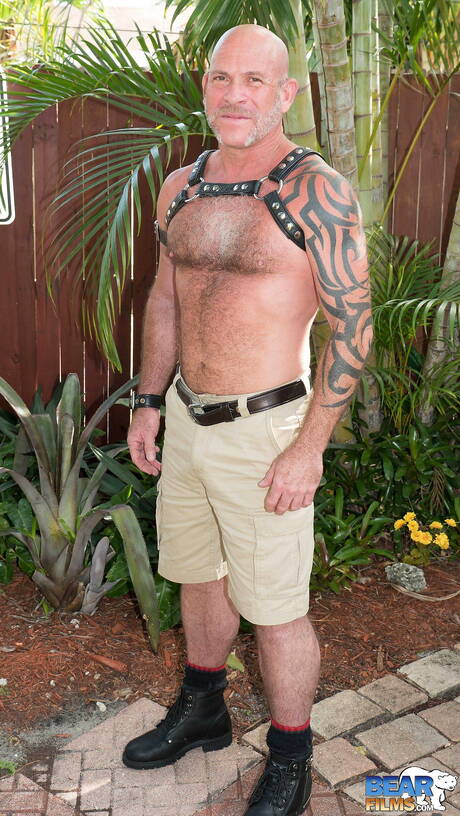 El oso maduro Luis Casola se desnuda y muestra su culo caliente al aire libre