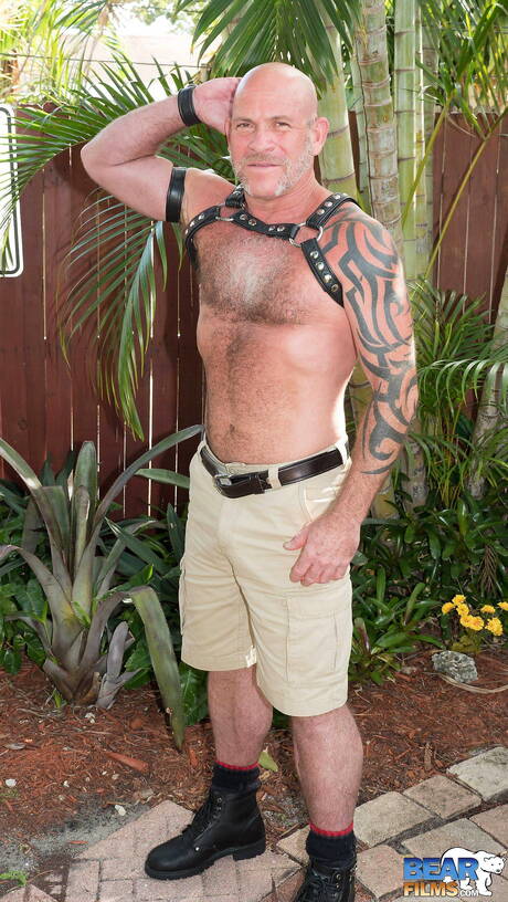El oso maduro Luis Casola se desnuda y muestra su culo caliente al aire libre