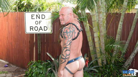 El oso maduro Luis Casola se desnuda y muestra su culo caliente al aire libre