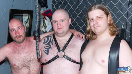 Gorący chłopcyBama Barecub, Hung Wulf i Terry Cub w gorącym trójkącie z dupą