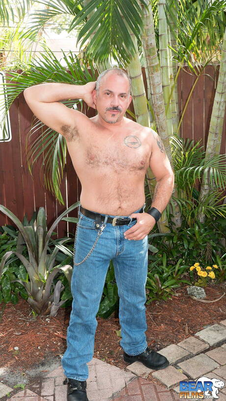 Amerikaanse knappe Jay Ricci trekt zijn kleren uit buiten