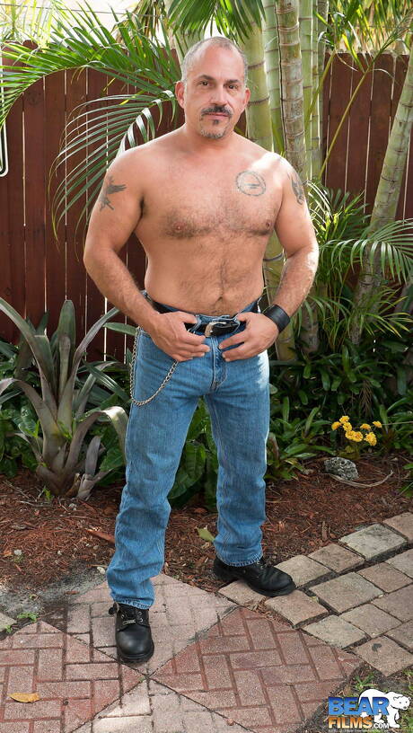 Amerikaanse knappe Jay Ricci trekt zijn kleren uit buiten