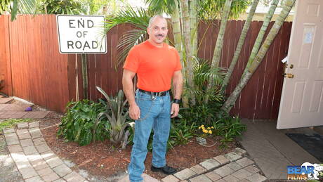 Amerikaanse knappe Jay Ricci trekt zijn kleren uit buiten