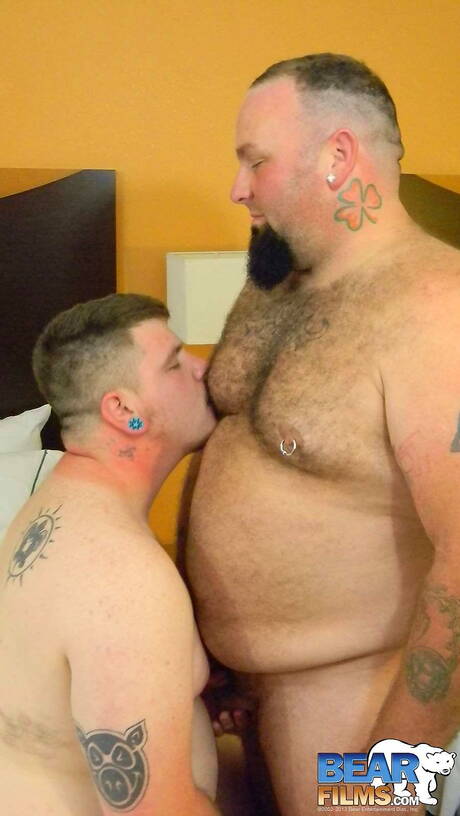 Il bel ragazzo Gerard Conroy e il sensuale amico Seamus Clover si succhiano e si scopano a vicenda