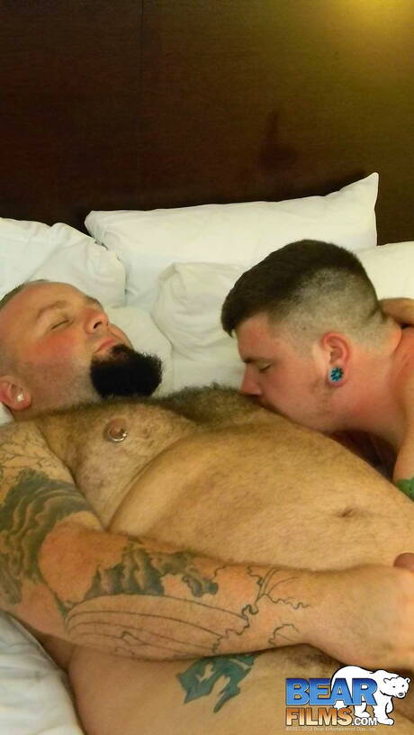 Il bel ragazzo Gerard Conroy e il sensuale amico Seamus Clover si succhiano e si scopano a vicenda