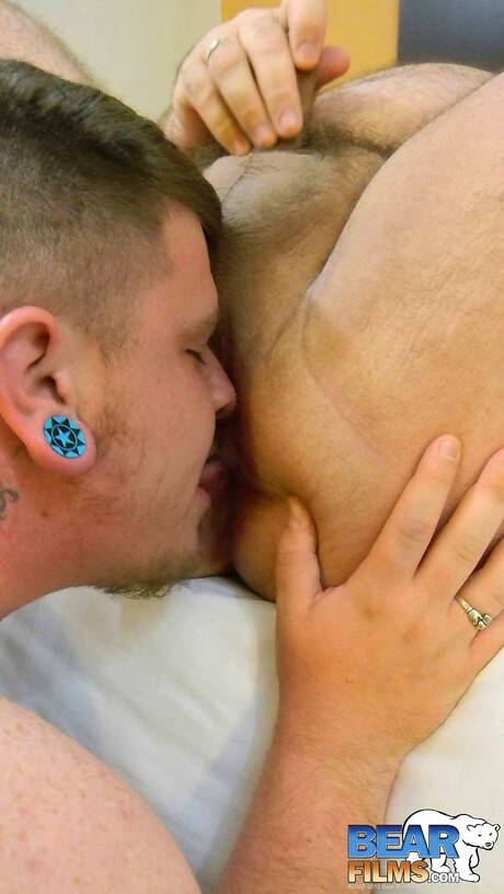 Il bel ragazzo Gerard Conroy e il sensuale amico Seamus Clover si succhiano e si scopano a vicenda