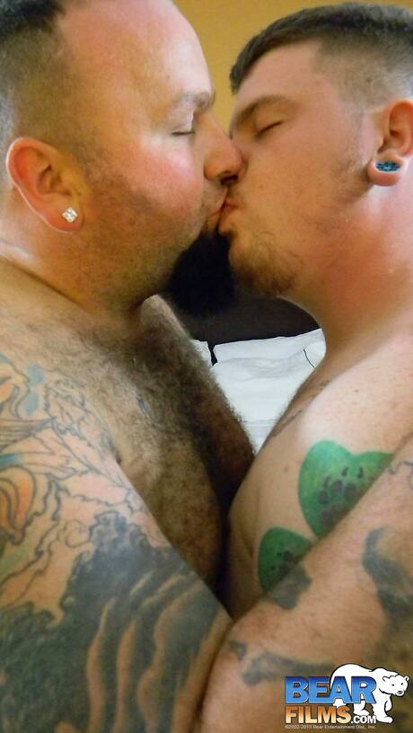 Il bel ragazzo Gerard Conroy e il sensuale amico Seamus Clover si succhiano e si scopano a vicenda