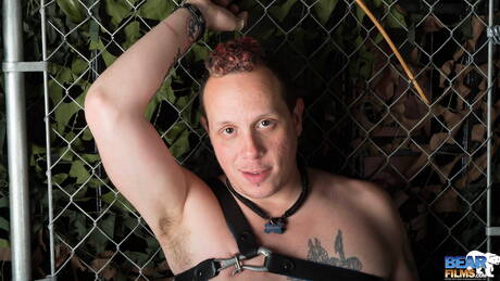 セクシーなポケットカブがヌードでポーズをとり、タイトなお尻を披露