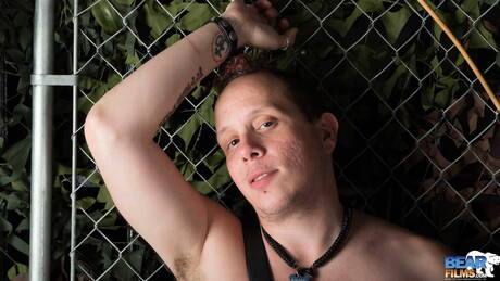 セクシーなポケットカブがヌードでポーズをとり、タイトなお尻を披露