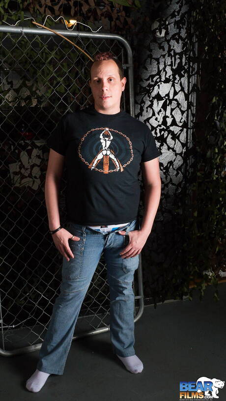 セクシーなポケットカブがヌードでポーズをとり、タイトなお尻を披露