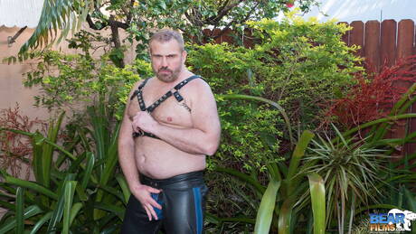 Pretty Allen Fulton posing naked and showing tight butt outdoor