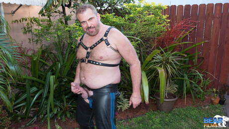 Bear Films: Pretty Allen Fulton posing naked and showing tight butt outdoor