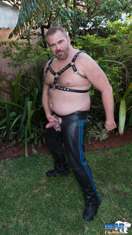 Pretty Allen Fulton posing naked and showing tight butt outdoor