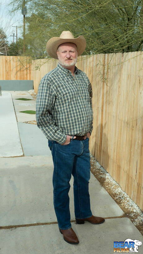 American bull Rusty Mcmann posing naked outdoor