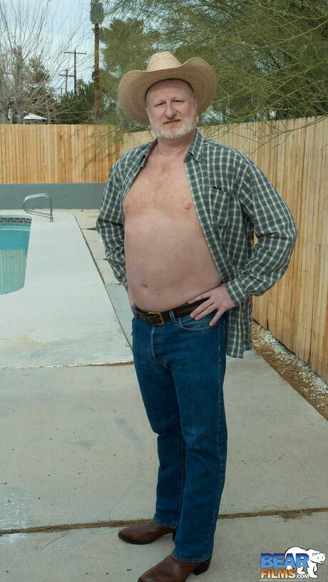 American bull Rusty Mcmann posing naked outdoor