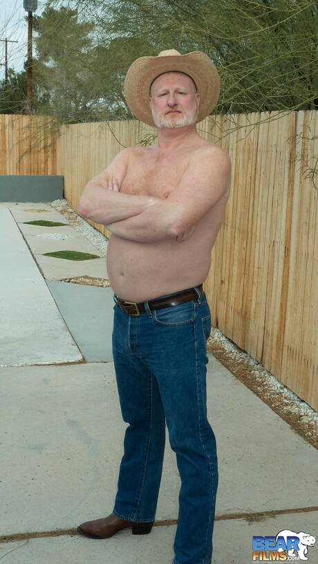 American bull Rusty Mcmann posing naked outdoor