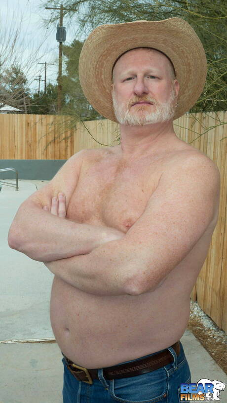 American bull Rusty Mcmann posing naked outdoor