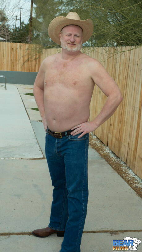 American bull Rusty Mcmann posing naked outdoor