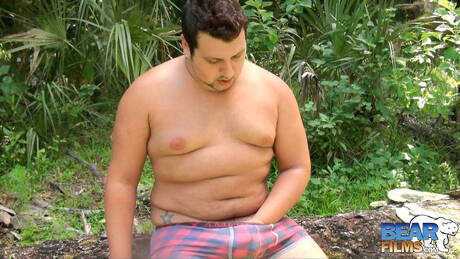 El sexy Caleb Delano se masturba al aire libre