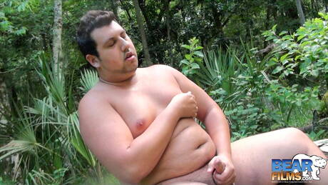 El sexy Caleb Delano se masturba al aire libre