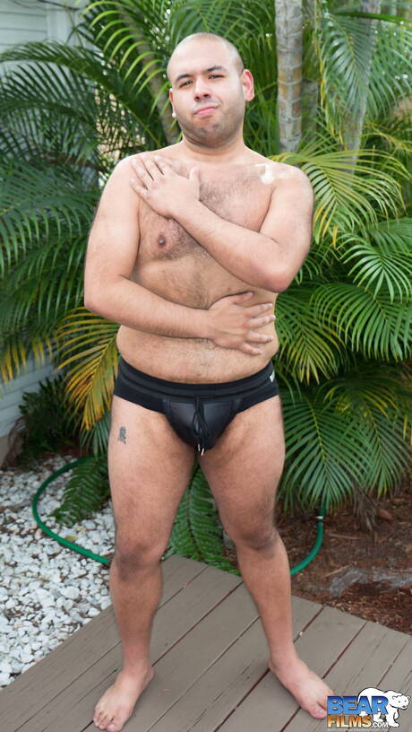 セクシーなレンゾ・マルケスが服を脱いで屋外で素敵なお尻を披露