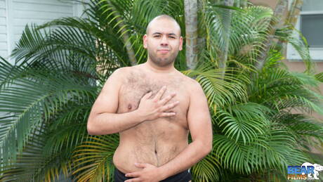 セクシーなレンゾ・マルケスが服を脱いで屋外で素敵なお尻を披露